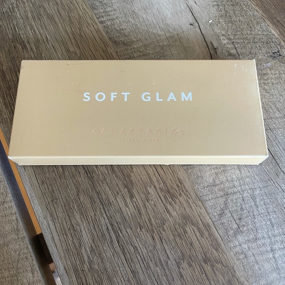 Anastasia // NIB Soft Glam Palette